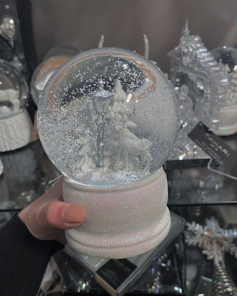 Winter Snow Globe, Merry Kissmas, Cute Panda Wallpaper, Cadeau Photo, Crystal Figurines, Cute Room Decor, Christmas Mood, Cute Toys, Snow Globe