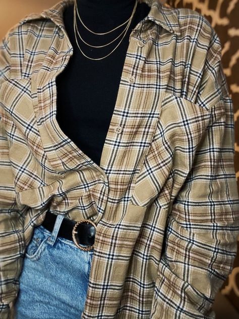 Flanel Outfit Aesthetic, Red Flannel Shirt Outfit, Plaid Button Up Shirt Outfit, Red Flannel Outfit, Flannel Outfits Aesthetic, Flannel Shirt Outfit, Flannel Outfit, Campus Outfit, Black Turtle Neck