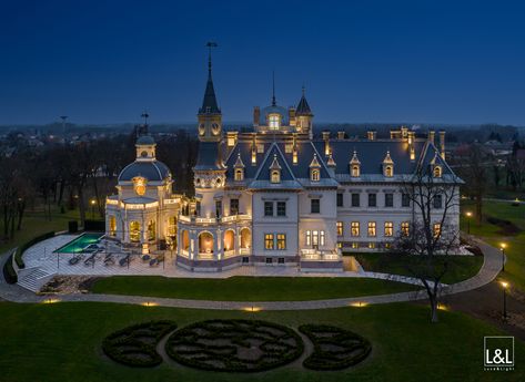 Botaniq Castle, Tura, Hungary Light planning by 3F Project Photo by Hlinka Zsolt Botaniq Castle in Tura, Pest County, Hungary, has been returned to its former glory after a restoration that involved transforming the entire building from an erstwhile aristocratic residence into a modern luxury hotel. The lighting design for the exteriors was carried out by Budapest-based lighting design studio 3F Project. Castle House Modern, Modern Luxury Hotel, Castle Luxury, Circular Windows, Square Floor Plans, Tilted Head, English Landscape Garden, Castle Exterior, Castle House Design