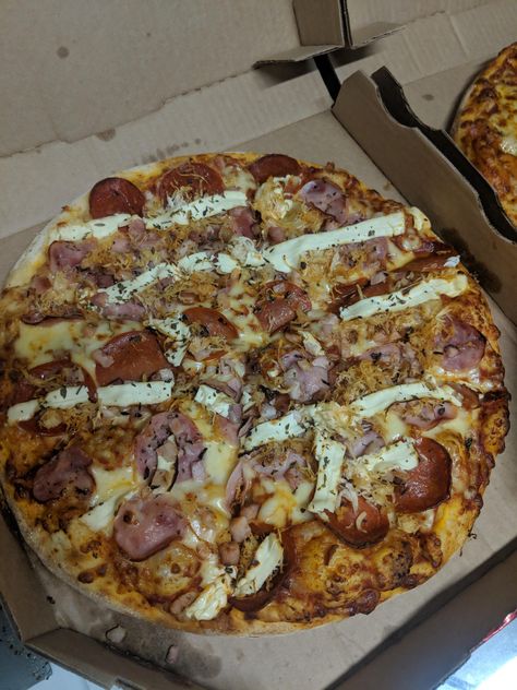 [I Ate] Brazilian pizza would like to have a word with your "loaded meat pizza" Brazilian Pizza, Pizza Meat Lovers, Meat Pizza, Meat Lovers Pizza, Brick Oven Pizza, Rib Meat, Book Promotion, Pizza Food, Brick Oven