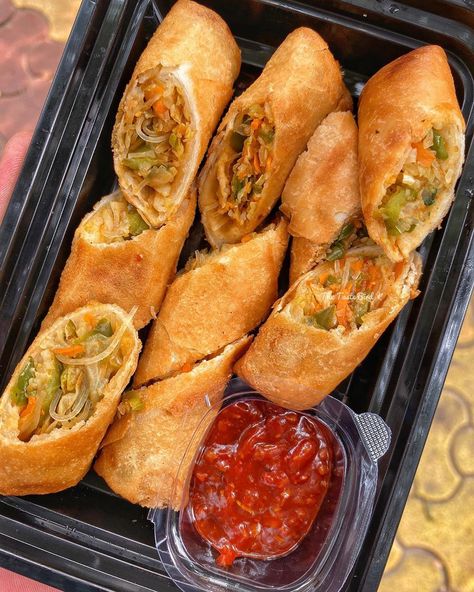 ARUSHI & DEEPANSHU on Instagram: “Rain showers in Delhi calls for a plate of Hot and Spicy Vegetable Spring Rolls😍 What are you having or what do you Love Eating while its…” Spring Roll Picture, Spring Roll Aesthetic, Spring Rolls Aesthetic, Indian Fast Food, Trending Summer Nails, Onion Pizza, Vegetable Spring Rolls, Simple Family Meals, Spring Roll Recipe