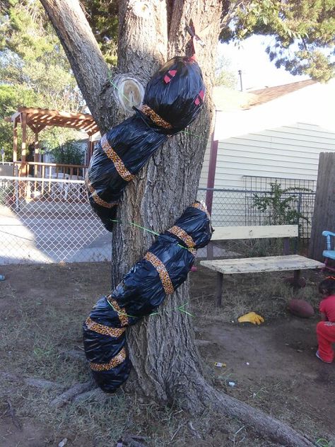 Giant snake ..Halloween decor Front Garden Halloween Decorations, Halloween Trail Decorations, Halloween Hedge Decor, Diy Giant Snake Halloween, Halloween Snake Decorations, Halloween Trail Ideas, Haunted Trail Ideas Scary, Spooky Punch, Haunted Trail Ideas