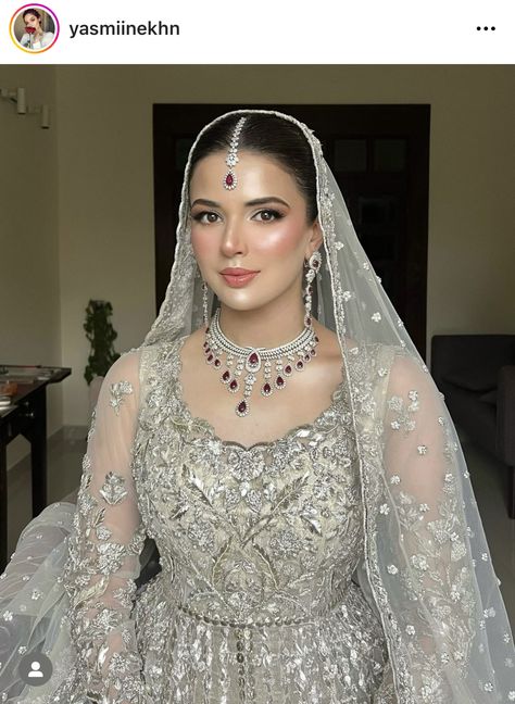 Pakistani Bridal Makeup Red, Red Smokey Eye, Casual Bridal Dress, Asian Wedding Dress Pakistani, Indian Bridesmaid Dresses, Indian Wedding Gowns, Pakistani Bridal Makeup, Desi Wedding Dresses, Asian Bridal Dresses