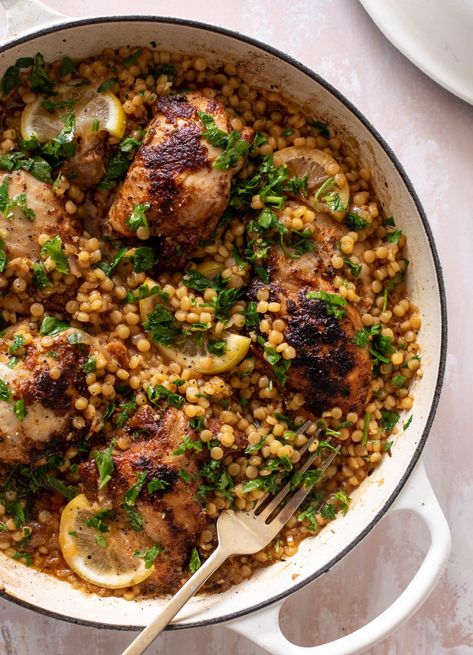 Lemon Chicken Couscous, One Pan Mediterranean Chicken, Couscous And Chicken Recipes, Turkey Couscous, Dinner Couscous, One Pan Lemon Chicken, Mediterranean Diet Chicken, Greek Couscous, Pan Lemon Chicken