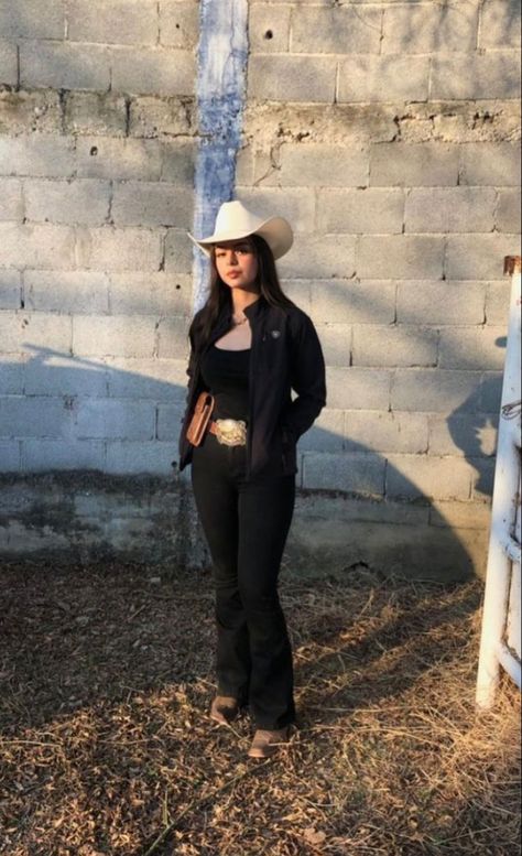 Vaquera Boots Outfit, Corte Shaggy, Outfit Vaquero, Vaquera Outfits, Cowgirl Era, Country Fits, Boot Fits, Cowgirl Style Outfits, Cowgirl Fashion