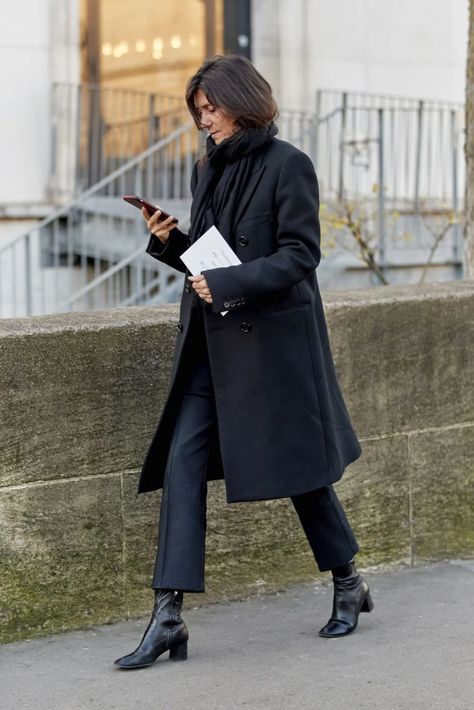 Parisian Style Winter Chic, Parisian Style Winter, Emmanuelle Alt Style, Parisian Winter, Style Parisian Chic, Parisian Wardrobe, Chic Parisian Style, Parisienne Style, Paris Winter