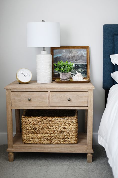 Summer Guest Room Design Ideas Guest Room Design Ideas, Bedroom Bedside Table Ideas, Bed Side Table Decor, Styling Bedroom, Bedside Table Ideas, Bedside Table Styling, Bedroom Side Table, Farmhouse Guest Bedroom, Nightstand Ideas