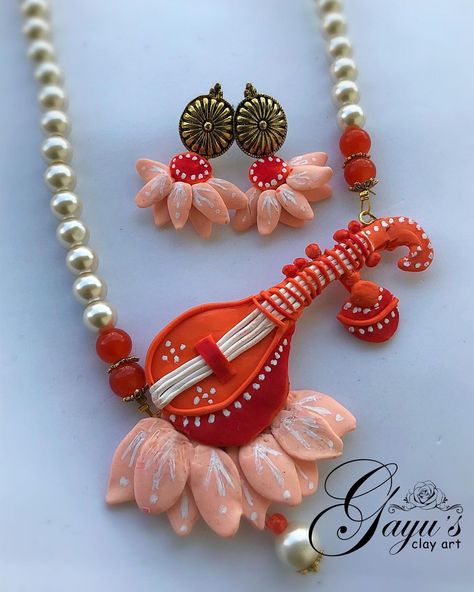 Indian Polymer Clay Jewelry, Clay Jewellery Making Tutorial, Earing With Clay, Polymer Clay Indian Jewelry, Hand Craft Jewellery, Earrings Crafts Ideas, Clay Jwellary Design, Bengali Handmade Jewellery, Jewellery With Clay