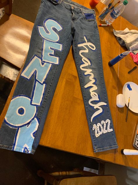 Senior Jeans Ideas, Senior Jeans Ideas High Schools, Homecoming Jeans Ideas, School Spirit Outfit, Senior Painted Jeans, Senior Year Diy, Senior Year Things, Senior Week, Senior Jeans