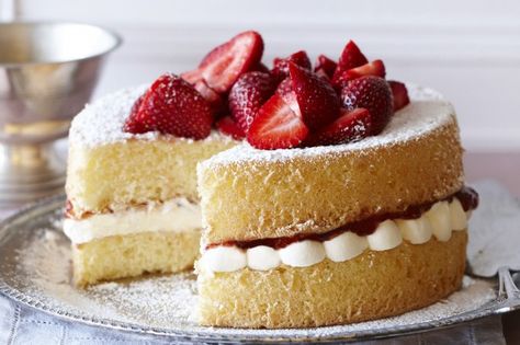 Foolproof sponge recipe.Try this quick and easy sponge layered with strawberry jam and cream. A classic! Easy Sponge Cake Recipe, British Cake, Sponge Recipe, Cake Slicer, Tea Cakes Recipes, Afternoon Tea Recipes, Victoria Sponge Cake, Vanilla Sponge Cake, Sponge Cake Recipes