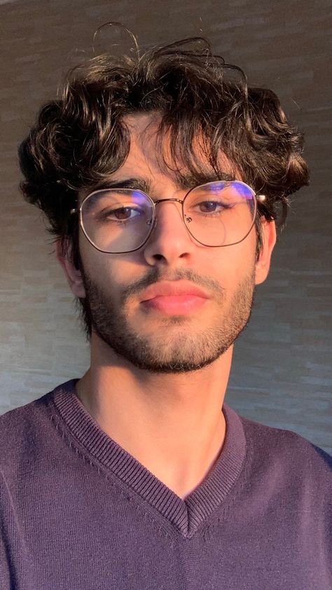 Glasses Guys Aesthetic, Mens Hairstyles With Glasses, Types Of Mens Haircut, 3a Hairstyles Men, Medium Long Hairstyles Men, Curly Hair Men Haircut Taper, Medium Short Hair Men, Men With Brown Eyes, Hairstyles With Glasses Long