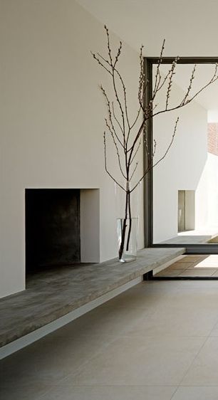 Modern White Fireplace with large branches in glass vase. #interiordesign #design #modern #fireplace #white Design Camino, Minimalist Fireplace, Minimalist Dekor, Interior Design Minimalist, Interior Minimalista, Fireplace Remodel, Fireplace Ideas, Home Fireplace, Modern Fireplace