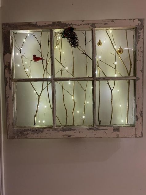 Christmas Window Decorations Outdoor, Window Shutter Crafts, Old Window Art, Old Wood Windows, Repurposed Window, Old Window Projects, Recycled Window, Repurposed Windows, Window Crafts