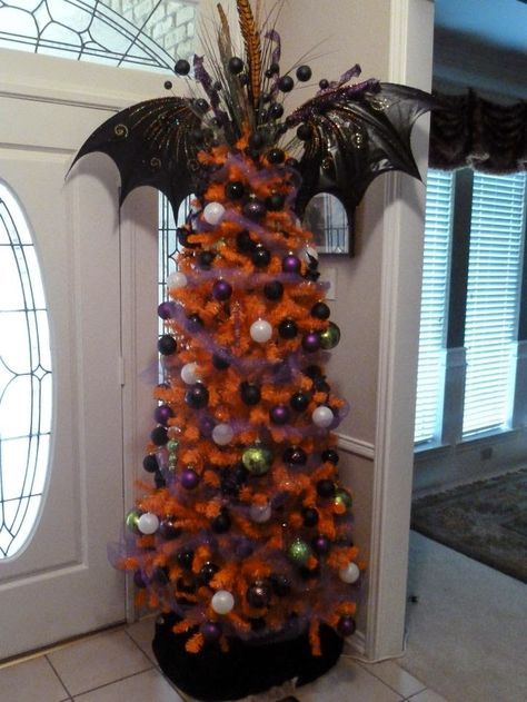 The Spooky Vegan: 13 Days of Creepmas: Creepy Christmas Tree Toppers Jar Decoration Ideas, Halloween Tree Decorations, Halloween Christmas Tree, Dekorasi Halloween, Halloween Memes, Creepy Christmas, Adornos Halloween, Halloween Tree, Halloween Trees