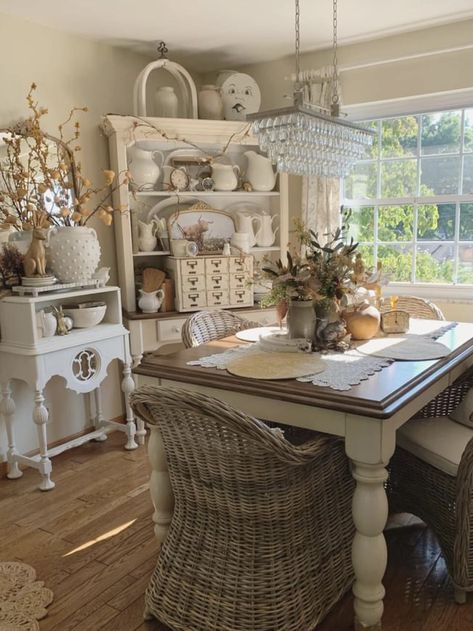 Shabby Chic Dining Room, Hosting Tips, Primitive Home Decor, Cottagecore Home, Shabby Chic Dining, Dining Room Cozy, French Country Living Room, Chic Interior Design, Country Cottage Decor