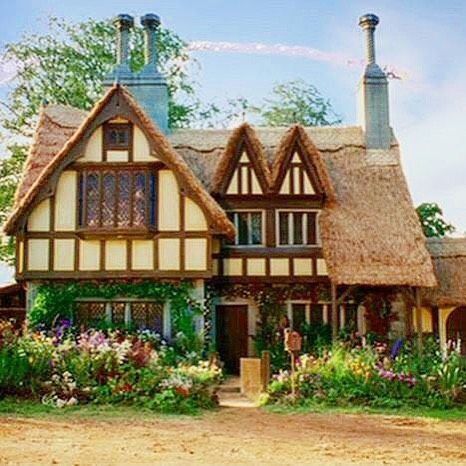 Cottage from "Ella Enchanted" (2004), directed by Tommy O'Haver Ella Enchanted House, Cottagecore Beauty, Big Cottage, Big Cottages, Cottagecore House, British Houses, Fantasy Cottage, Enchanted Cottage, Ella Enchanted