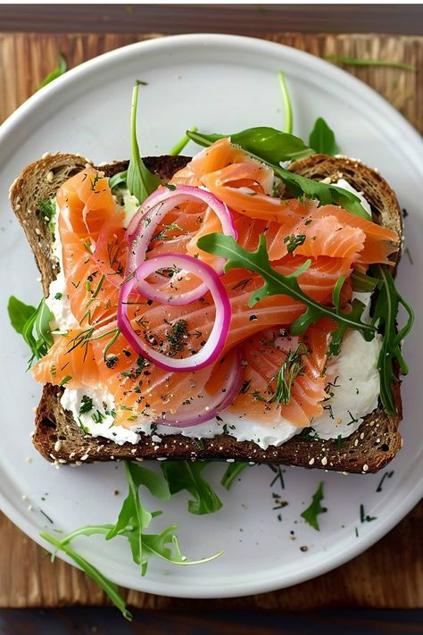 Sandwich With Cream Cheese, Best Smoked Salmon, Smoked Salmon Sandwich, Salmon Sandwich, Cheap Food, 100 Calorie, Calorie Meals, Food Rules, Whipped Cream Cheese