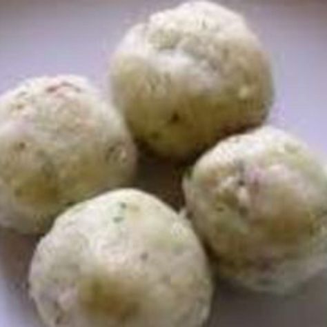 A quick and easy way to make potato dumplings using "Instant Potatoes". Potato Dumplings German, Mashed Potato Flakes, Potato Dumplings Recipe, Potato Dumpling Recipe, Flake Recipes, Beef Dumplings, German Food Recipes, Nutrisystem Recipes, German Food Authentic