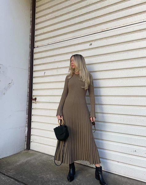 Long Knit Dress Outfit Winter, Japandi Outfits, Long Dress Boots, Midi Dress With Boots, Sweater Dress With Boots, Ny Winter, Knitted Dress Outfit, Dresses Elegant Long, Female Streetwear