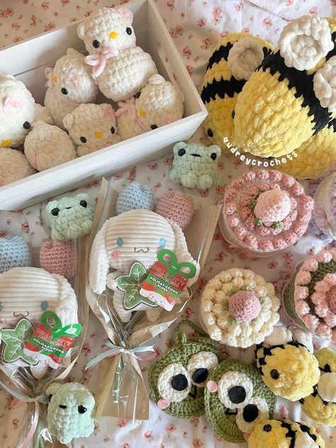 Crochet Vendor Booth Ideas, Crochet Content Ideas, Crochet Market Setup Ideas, Crochet Market Stall, Crochet Market Setup, Plushies Sanrio, Crochet Craft Fair, Crochet Store, Mochila Crochet