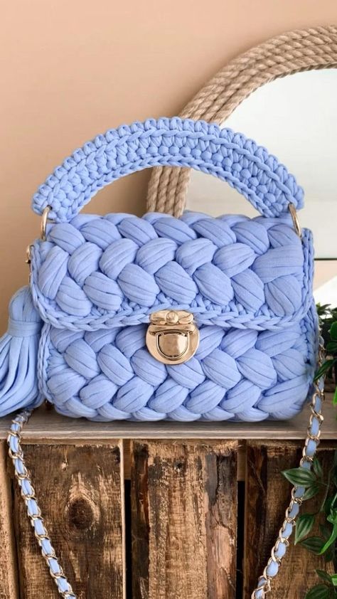 Crochet Fancy Purse Patterns Designs Free https://www.youtube.com/watch?v=47agCd9SA14 Crochet Purse Pattern Free, Crochet Shoulder Bags, Crochet Bag Tutorials, Bag Pattern Free, Crochet Clutch, Crochet Handbags Patterns, Crochet Simple, Handbag Pattern, Crochet Purse Patterns