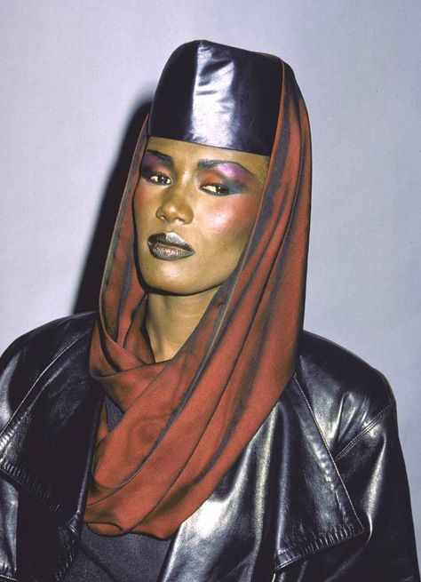 Grace Jones (A View to a Kill/Bond Girl & singer/songwriter- she is very tall and has the most beautiful skin and facial features. Asw) 80s Makeup, 80s Fashion Trends, Kim Wilde, Cher Horowitz, Robert Mapplethorpe, Grace Jones, Azzedine Alaia, David Hockney, Iconic Fashion