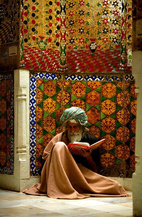 Man Reading, Arabian Art, Islamic Paintings, Arabic Art, Reading A Book, Arabian Nights, World Cultures, People Of The World, 영감을 주는 캐릭터