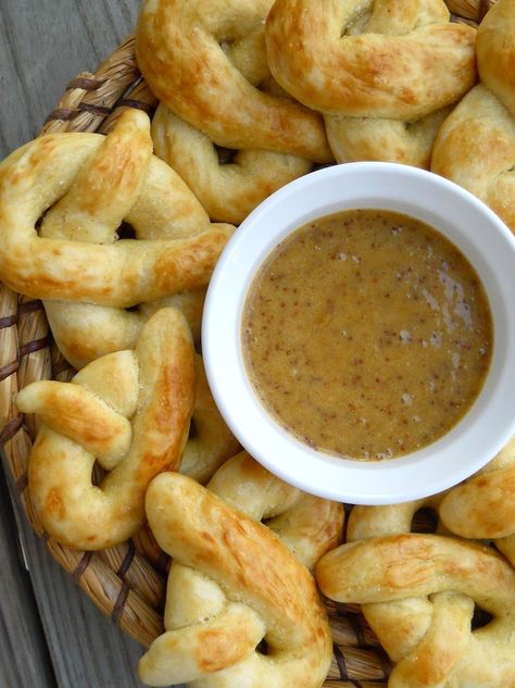 Recipe For Pretzels, Honey Mustard Dipping Sauce Recipe, Honey Mustard Dipping Sauce, Mustard Dipping Sauce, Homemade Soft Pretzels, Soft Pretzels, Snacks Für Party, Betty Crocker, Honey Mustard