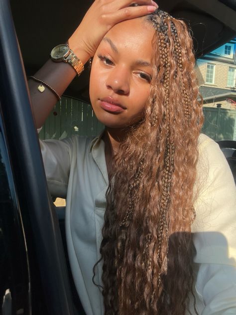 corporate girly| selfie | golden hour | boho braids | colour 27 | color 30 | colour 4 Corporate Girly, Corporate Baddie, Boho Braids, Boho Fall, Color Blending, Woman Colour, Golden Hour, Hair Ideas, Black Women