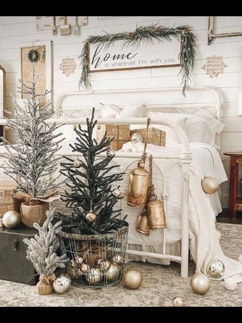 Trendy Christmas Decor, Neutral Holiday Decor, French Country Christmas, Cozy Christmas Decor, Vintage Inspired Christmas, Neutral Christmas Decor, Christmas Decor Inspiration, Country Christmas Decorations, Cottage Christmas