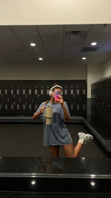 girl with over the ear headphones holding a Stanley cup wearing new balance 530’s and an oversized t shirt at the gym Stanley Cup Outfit, Oversized T Shirt Outfit, Bose Quietcomfort 45, Gym Girl Aesthetic, Gym Headphones, Headphone Outfit, Aesthetic Clean Girl, Aesthetic 2023, Wellness Aesthetic