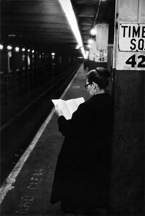 Times Square Ny, People Reading, Subway Station, Paris Photo, Woman Reading, Pictures Of People, Girl Reading, Art Photos, Reading Book