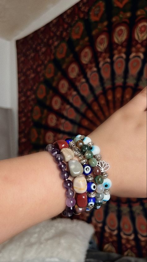 Lots Of Bracelets On Wrist Grunge, Bracelets On Wrist, Lots Of Bracelets, Body Jewelry Diy, Girly Bracelets, Crystal Bead Jewelry, Earthy Jewelry, Wrist Jewelry, Evil Eyes