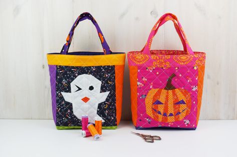 Trick Or Treat Bags Diy, Halloween Sewing Ideas, Bags Diy Sewing, Bat Quilt Block, Quilt Book Cover, Halloween Totes, Halloween Sewing Patterns, Halloween Sewing, Bag Sewing Pattern