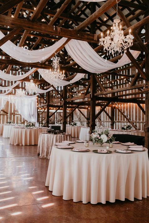 Wedding Ideas Inside Receptions, Wedding Venue Lighting Indoor, Country Style Wedding Venues, Classy Farmhouse Wedding, Wedding In A Shop, Wedding Aesthetic Rustic, Farm Wedding Ceremony Ideas, Country Modern Wedding Ideas, Rustic Glamour Wedding