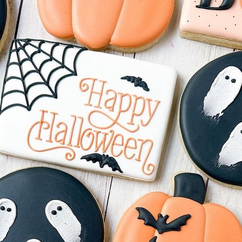 Halloween Theme Cookies, Circle Halloween Cookies, Halloween Themed Desserts, Royal Cookies, Cookies Halloween, Thank You Cookies, Happy Birthday Cookie, Halloween Cookies Decorated, Halloween Sugar Cookies