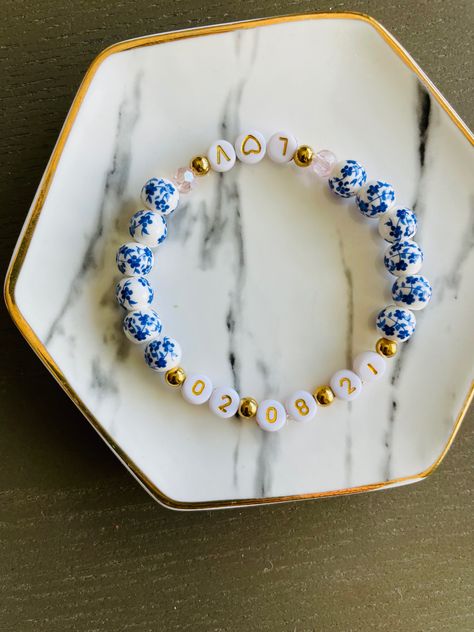 Sorority Bracelets, Reminder Bracelets, Beaded Name Bracelet, Date Bracelet, Letter Bead Bracelets, Preppy Jewelry, Birthday Bracelet, Bracelet Craft Diy, Clay Bracelet