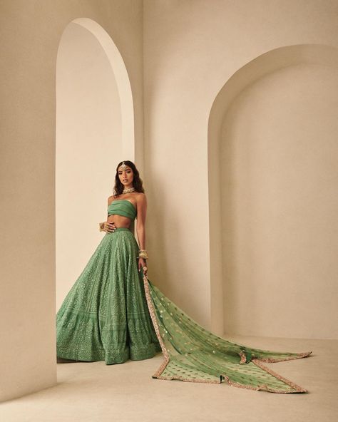 Lehenga Photoshoot Ideas, Shaadi Outfits, Indian Fits, Indian Lengha, Matric Dress, Chikankari Lehenga, Beautiful Lehenga, Chikankari Work, Asian Wedding Dress