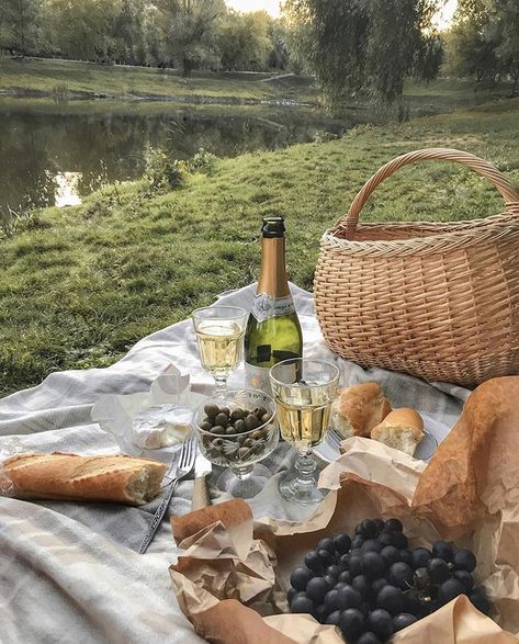 Picnic Inspiration, Picnic Essentials, Something In The Way, Picnic Date, Perfect Picnic, Picnic Time, Think Food, Bank Holiday Weekend, A Picnic