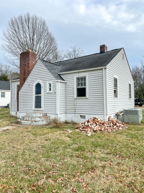 Follow along as I demo and reno this cute 1940's Cottage! Did I get in over my head this time??🤪 #thorncoveabode #newoldhome #historicallyinspired #cottagehome #betterhomesandgardens #vintagehome #southcarolinahomes #perfecthouse #DIY #prettypinteresthomes #springdecor #southernliving 1940s Home Decor, 1940s Cottage, 1940s Home, South Carolina Homes, Facebook Marketplace, Cottage Living, Screen Door, Home Reno, Little Houses