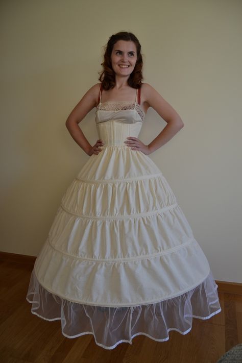 How To Make A Hoop Skirt  •  Free tutorial with pictures on how to make a costume in under 120 minutes Meme Costume, Hoop Dress, Scarlett Dresses, Costume Tutorial, Robes Vintage, Hoop Skirt, Skirt Tutorial, Cosplay Tutorial, Cosplay Tips