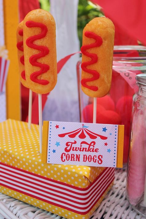 Backyard Carnival Birthday Party, Birthday Party Backyard, Decorations Diy Party, Carnival Party Foods, Carnival Snacks, Carnival Birthday Theme, County Fair Birthday, Backyard Carnival, Carnival Party Decorations