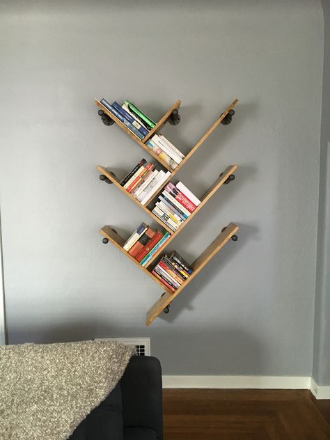 https://www.reddit.com/r/DIY/comments/4ji1rd/i_designed_and_made_a_slanted_bookshelf_for_my/ Slanted Bookshelf Decor, Book Shelf Hanging On Wall, Slanted Bookcase, Hanging Bookshelf Ideas, Slanted Bookshelf, Police Za Knjige, Slanted Shelves, Bookshelves Bedroom, Hanging Bookshelf