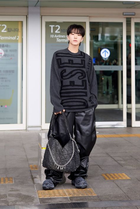 @SPOTVent_KPOPUP
Da- Diamond days! 💎🖤 @pledis_17's #HOSHI left for Milan, Italy to attend Milan Fashion Week FW 2024 in a full #DIESEL look on the afternoon of Feb 20, and here you go the #SEVENTEEN star #호시 spotted at Incheon International Airport! 🐯 
#세븐틴 #ホシ #HOSHIxDieselFW24 Hoshi Outfit, Diesel Fashion, Fw 2024, Diesel Clothing, Hoshi Seventeen, Milan Italy, Outfit Style, Airport Style, Foto Jungkook