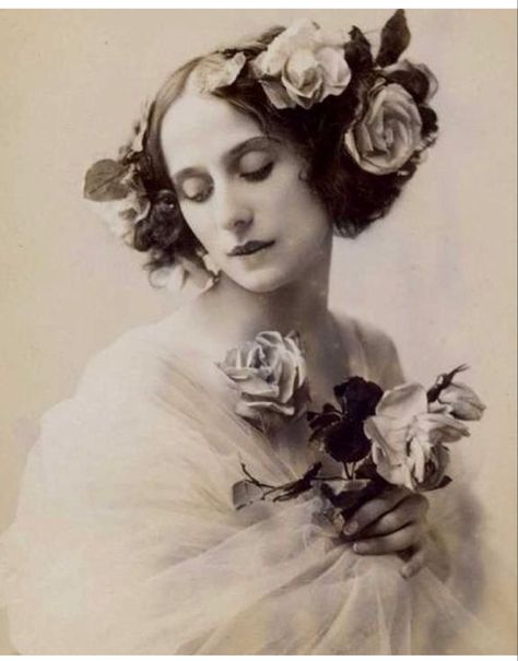 Victorian Photography, Ballet Russe, Vintage Ballerina, Anna Pavlova, Old Portraits, Russian Ballet, Old Photography, Vintage Portraits, 인물 사진