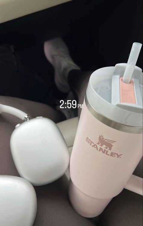 Stanley Aesthetic, Pink Stanley, Bow Aesthetic, Estilo Hijab, Stanley Cups, Morning News, Gym Essentials, Stanley Quencher, Pink Girly Things