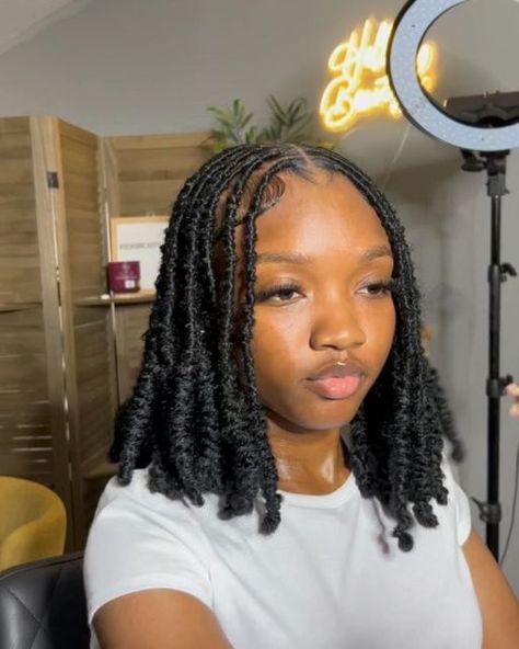 𝐎𝐫𝐥𝐚𝐧𝐝𝐨, 𝐅𝐥 | APRIL BOOKINGS OPEN 🗓️! on Instagram: "i don’t think i’ll get over this style 😍😍.  style : barrel bob x soft locs   Reminder to click the link in my bio to book your next appointment   @becksbeautymark_  @becksbeautymark_  @becksbeautymark_   Thank you for all support in advance🫶🏾  Orlando, FL. (Near Hunter Creek)  #orlandobraidhairstyle #orlandowiginstall #orlandofrontals #thingstodoinorlando #orlandobraider #orlandohairstylists #ucfhairstylist #downtownorlando #vacayhairstyles #tampahairstylist #orlandomua #orlandosoftlocs #orlandobraiders #orlandohairstylist #kissimeehairstylist #poinicanahairstylist #atlhairstylists #butterflylocsorlando #becksbeautymark #boholocs #famuhairstylist  #orlandoknotlessbraids #miamisoftlocs #protectivestyles #tallahasseehairstyli Boho Soft Locs Bob With Barrel Ends, Soft Loc Barrel Bob, Faux Locs With Barrel Ends, Short Soft Locs With Barrel Ends, Soft Locs Barrel Ends, Soft Loc Barrel Twist, Bob Length Soft Locs, Locs Bob Hairstyles For Women, Soft Loc Bob With Barrel Ends