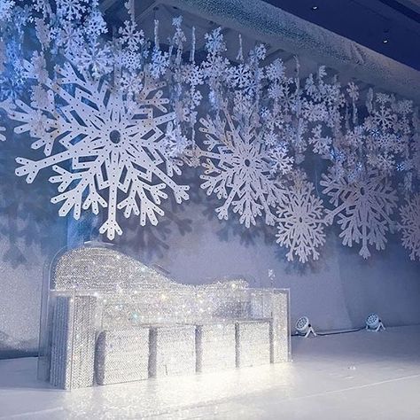 A winter themed wedding for your big day? Why, not! The combination of hanging snowflakes ornamentation and gleaming crystal furnitures totally creates a great harmony into the entire set. What do you think about this? Drop us some comments below!  Decor @tibruwedding via @saudi.weddings Winter Wonderland-party, Winter Wonderland Decorations, Christmas Stage, Winter Wonderland Theme, Winter Pins, Wedding Themes Winter, Winter Wonderland Party, Winter Wonderland Christmas, Winter Wonderland Wedding