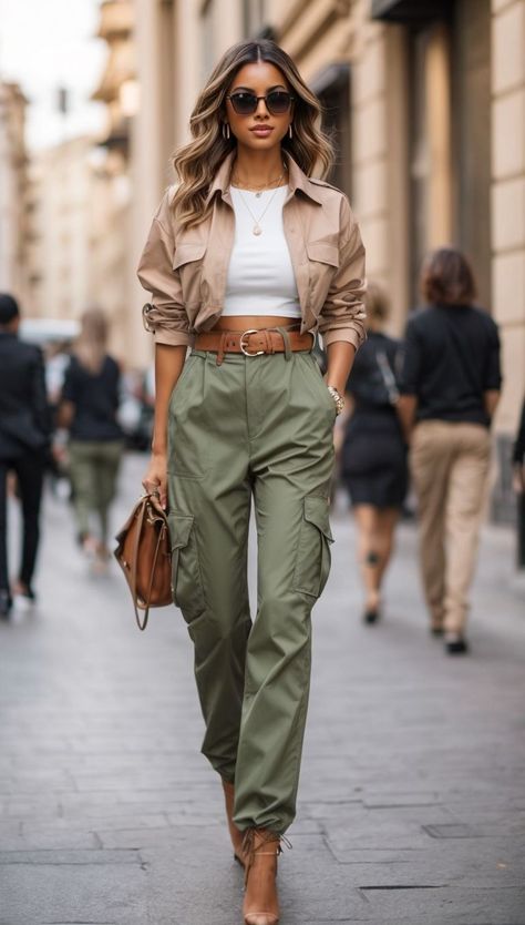 Dinner Cruise Outfit, Cargo Pants Outfit Street Style Women, Cargo Pants Outfit Street Style, Moda Safari, Popular Spring Outfits, Sandal Tali, Safari Outfits, Look Boho Chic, Walking Down The Street