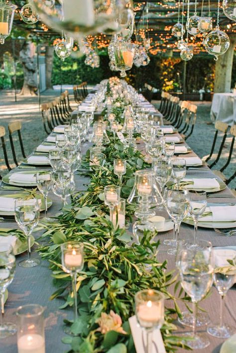 Guirnalda de hojas como camino de mesa para bodas con verdor. #BodasConVerdor Green Wedding Centerpieces, Affordable Wedding Centerpieces, Beaulieu Garden, Greenery Wedding Decor, Elegant Dinner Party, Budget Friendly Wedding, Expo 2020, Napa Wedding, Outdoor Dinner